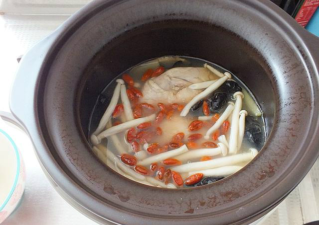 为什么自己炖的鸡汤那么油,为什么炖的鸡汤不够清