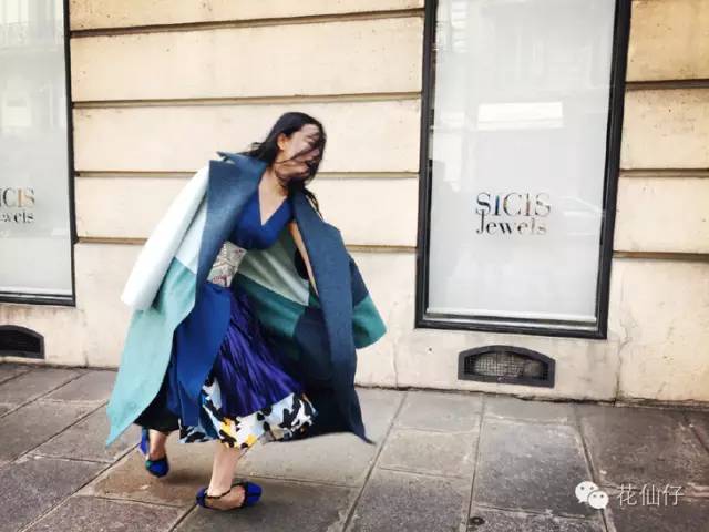 一穿高跟鞋走路就外八怎么办,女人穿高跟鞋不会走路