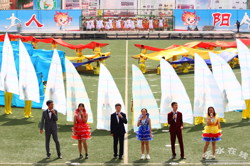 爸爸看到夏令营的女儿晒黑了,爸爸看到女儿军训被晒黑