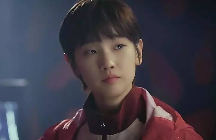 丁一宇安宰贤谁帅,一个单眼皮丑女生