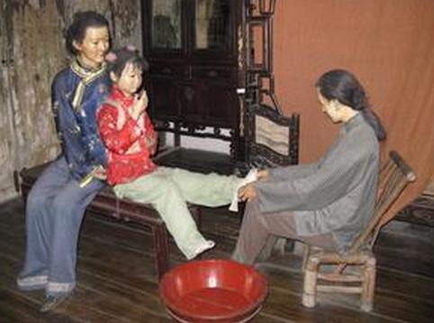 古代女子到底为什么要缠足简介,古代女子缠足的真正原因
