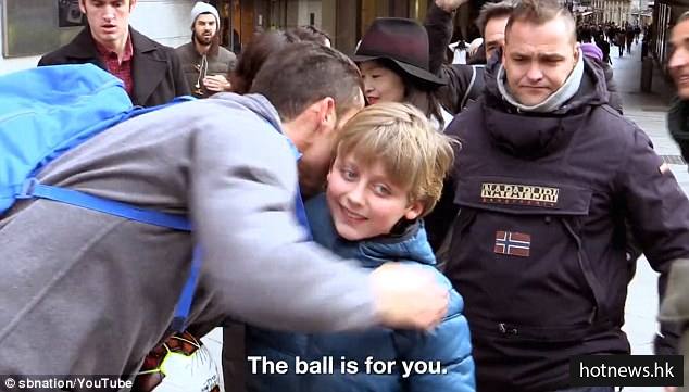 c罗扮成路人去街头踢足球,c罗扮成老大爷去足球场