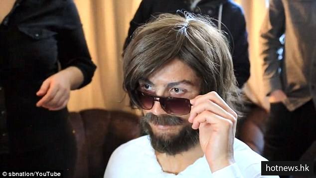 C罗扮成游民在街上踢球把妹还被拒绝