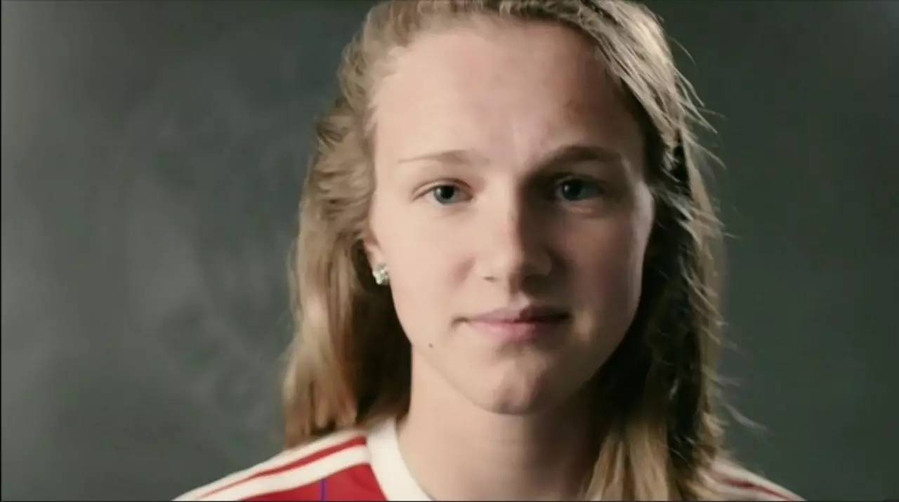 听说~~~~足球场和女神很配哦