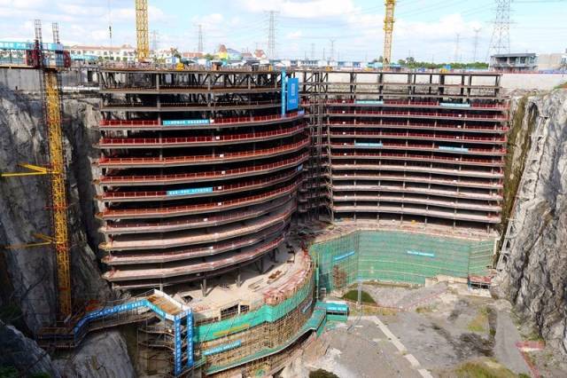 上海的深坑酒店建造过程,世界十大奇迹建筑上海深坑酒店