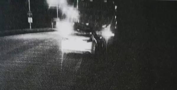 惨！南琴路一小车铲入大货车车底，车顶削平！司机颅骨骨折！