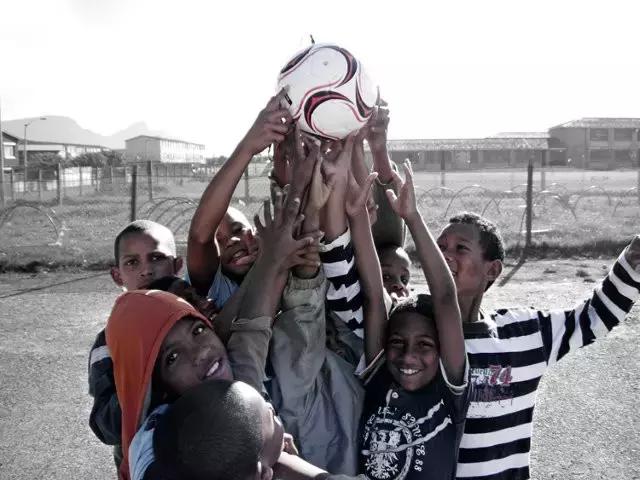 这颗足球居然惊动了奥巴马！还带给10000+孩子快乐！