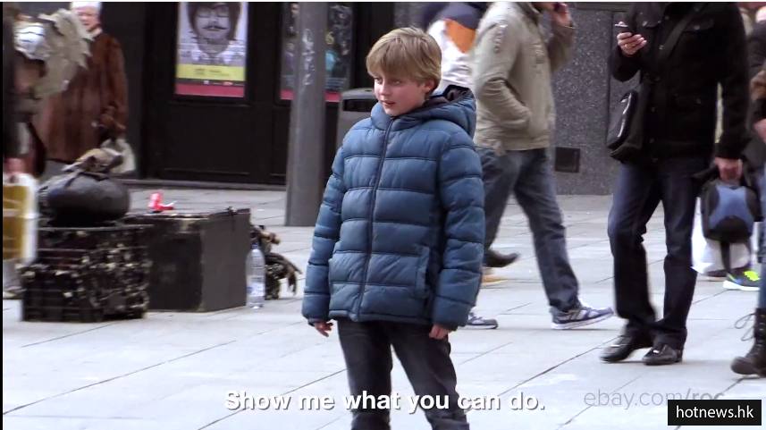 c罗扮成路人去街头踢足球,c罗扮成老大爷去足球场