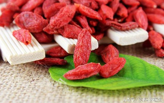 红色的补肾野果,冬天吃什么长寿果最好