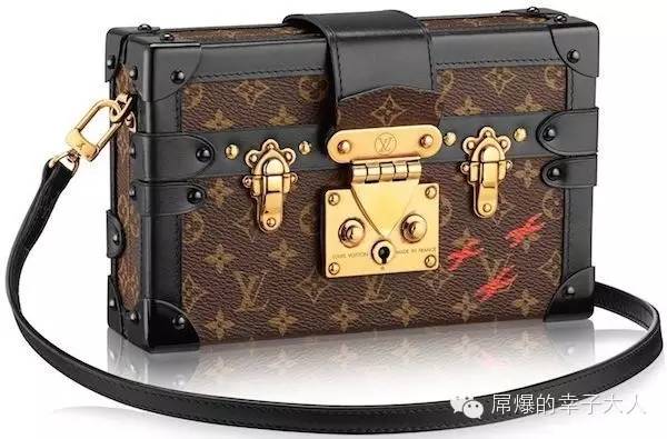 最时髦的人都在背两个包出门,最近都在背网红包包