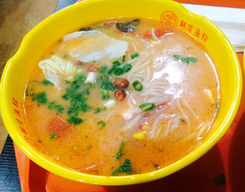 一夜之间这家渔粉店备受瞩目，不追究为什么还真睡不着！