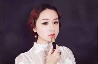 很适合复古风格的妆容,复古简单妆容化妆教程