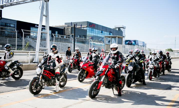 数百名杜卡迪车主齐聚北京，新款杜卡迪魔鬼Carbon现身