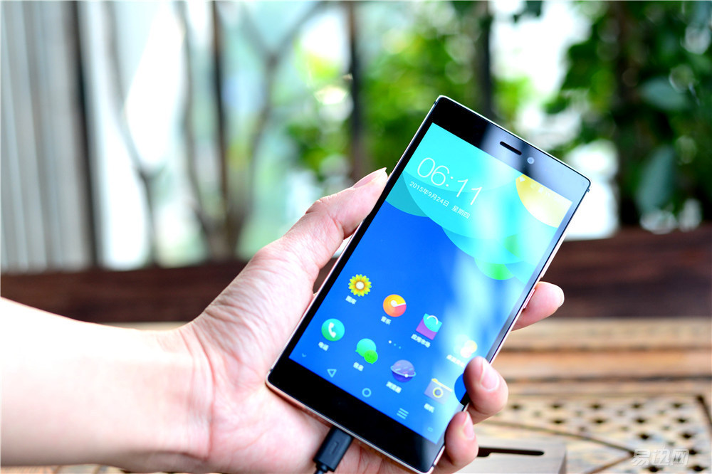 做工精致的千元机,青葱metal手机拆机