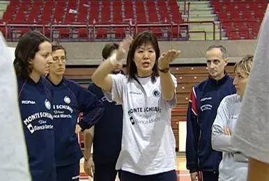 回顾中国女排十次登顶辉煌时刻,夺冠永不言败的女排精神