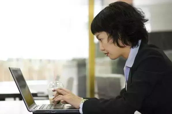 皮肤有斑暗黄怎么改善,皮肤干黄长斑如何护肤