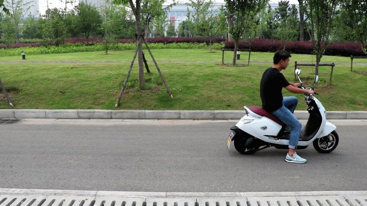 雅迪和小牛哪个更智能,雅迪比小牛更稳定