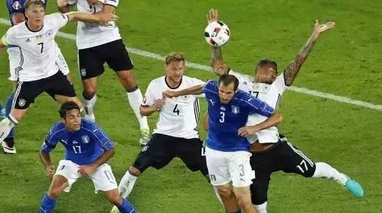 踢足球那些搞笑的事,踢好足球一件非常有趣的事情