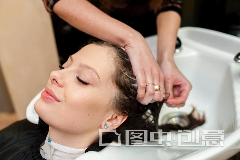 怎样洗头才能让头发既蓬松又顺滑,油性头发洗头怎样才不会掉头发