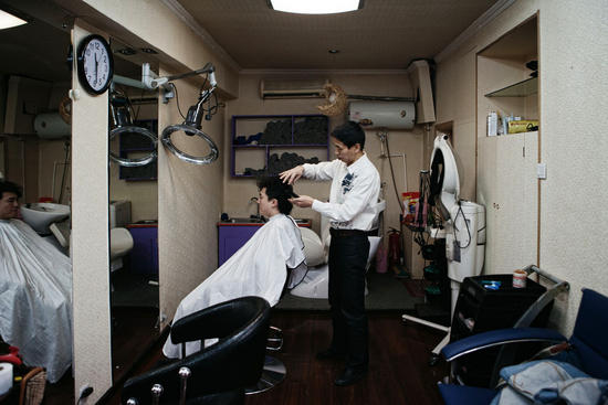 在同一栋建筑的地上和地下，我们拍摄了两个不同的世界