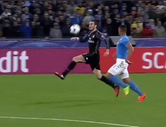 高空球拿球摆脱技巧,背身停高空球的技巧