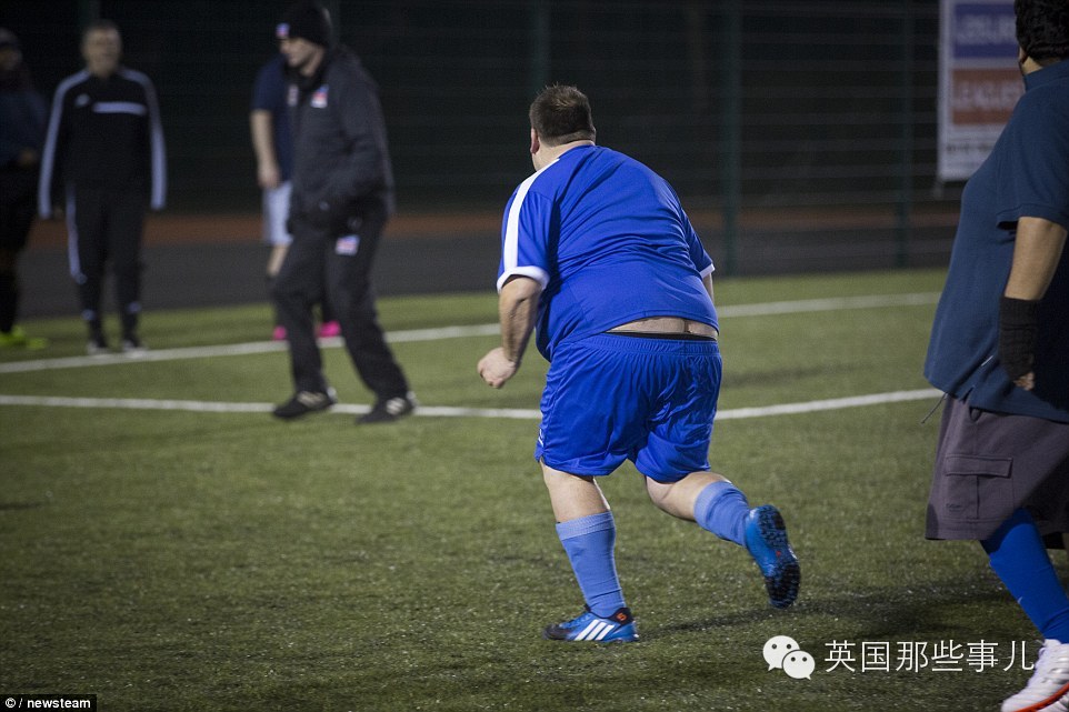 只有胖子才能踢的英国胖超足球联赛....这画风有点甜....