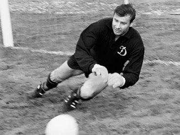 你认为当今足坛哪些球员堪称全能,世界现任十大门将排行榜