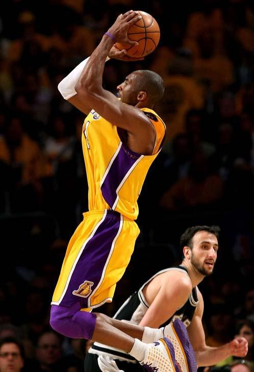 为什么抬起中枢脚投篮不是违例,在激烈的攻防对抗中如何正确投篮