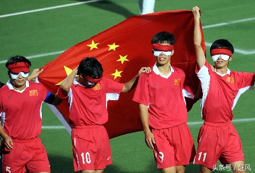 盲人国足拿着三百元月津贴，却用心寻找着中国足球的光明！致敬！