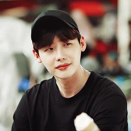 你还没用眼霜？！—好看的女孩自带烧钱属性