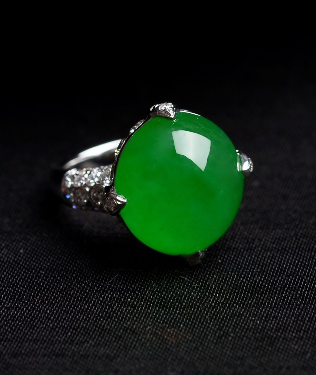 女友要颗玻璃种帝王绿戒指,穷小子竟然用啤酒瓶底做出来了。