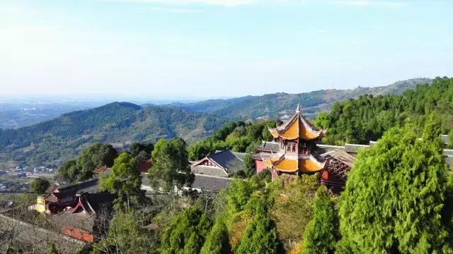 成都附近的旅游景点推荐四姑娘山,距成都五个多小时的地方