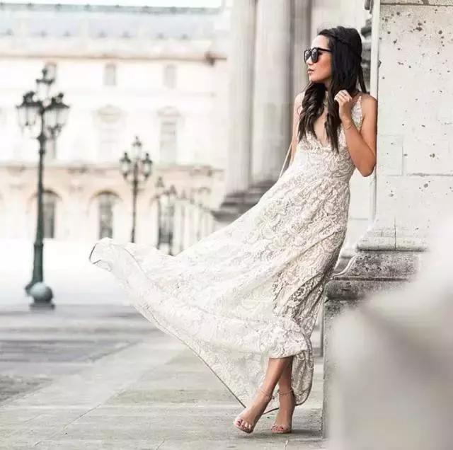 她颜值普通，又矮又穷，但奢侈大牌抢着送她包！