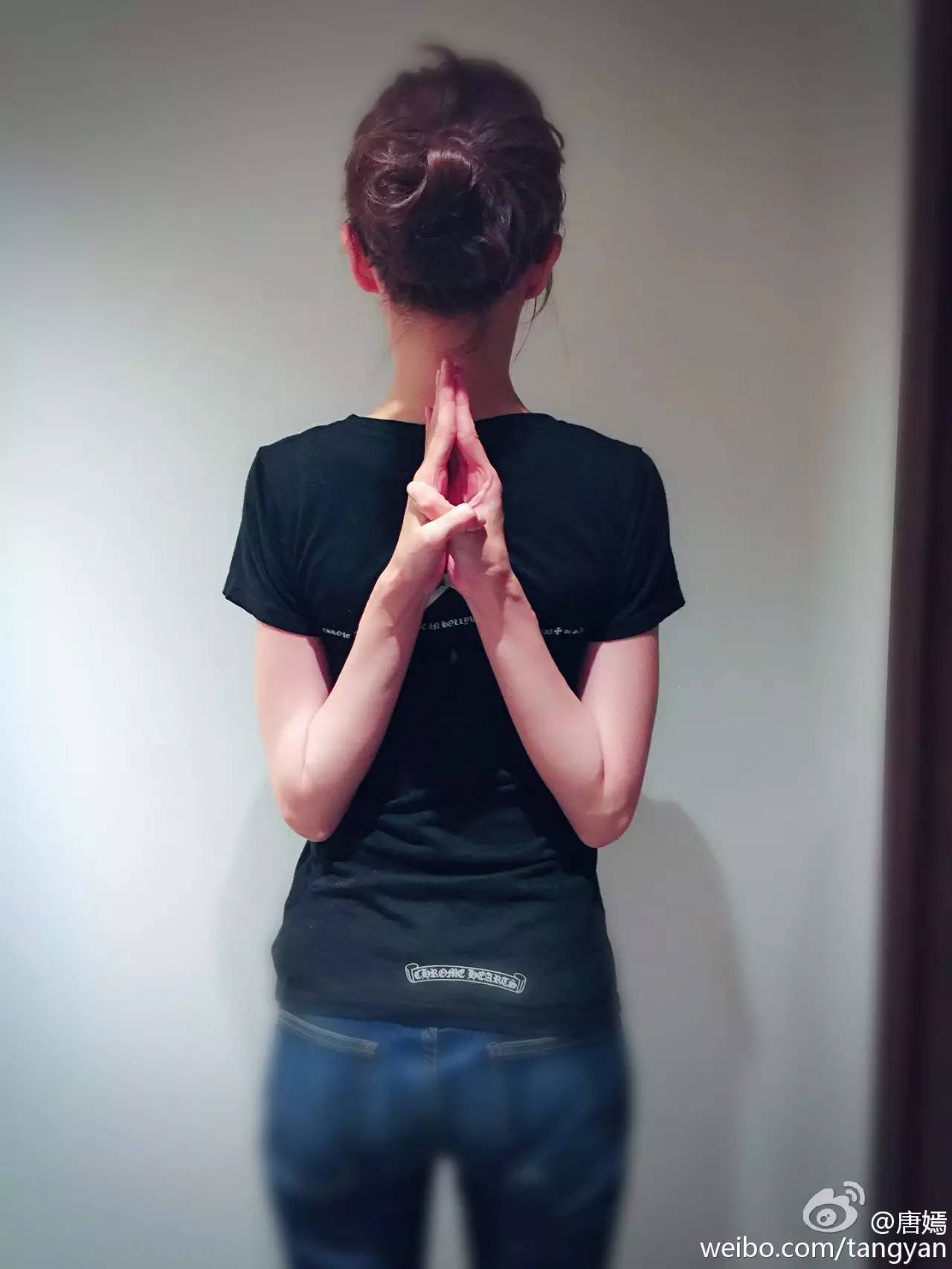 极度恐怖，胆小者慎入！唐嫣教你如何将头放入两腿之间！