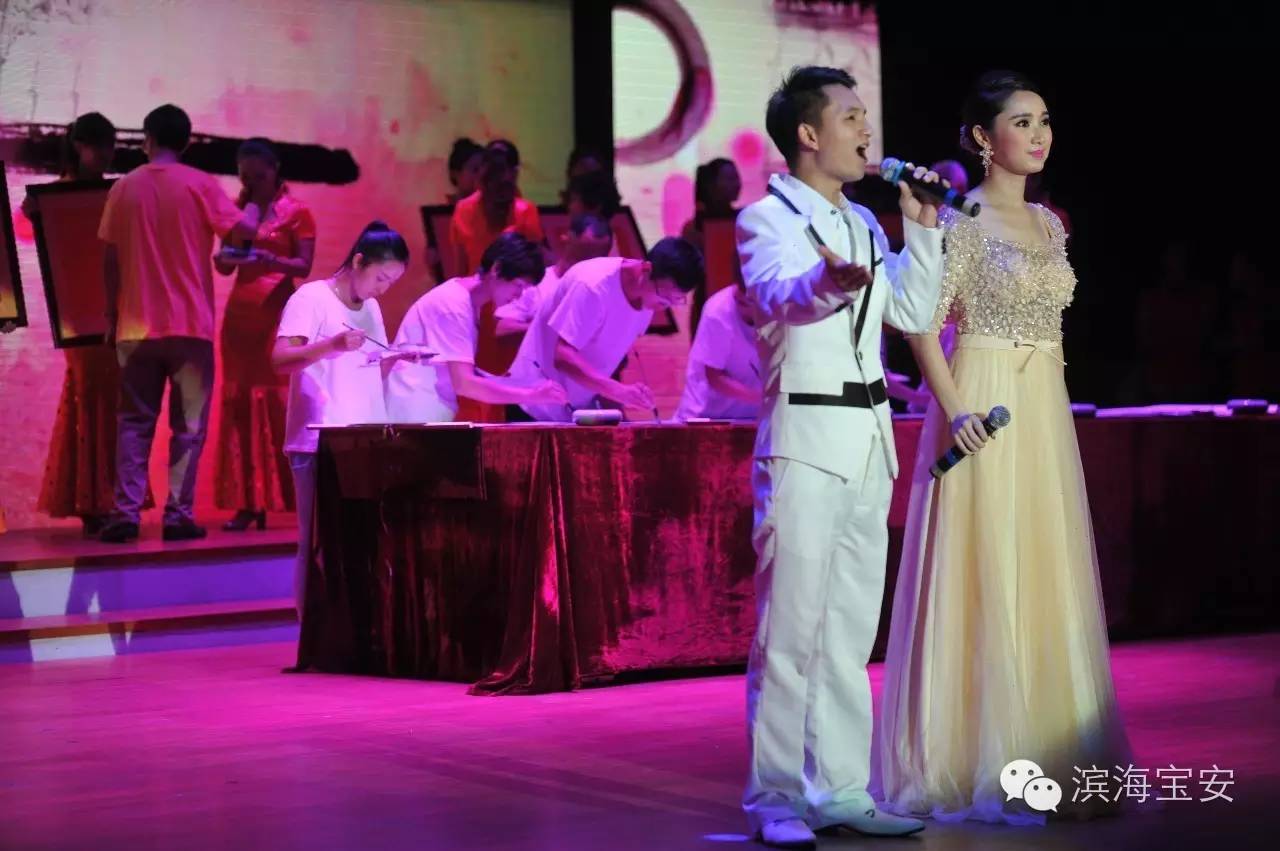 昨天，松岗人体验了一把公共文化服务带来的阳光雨露......