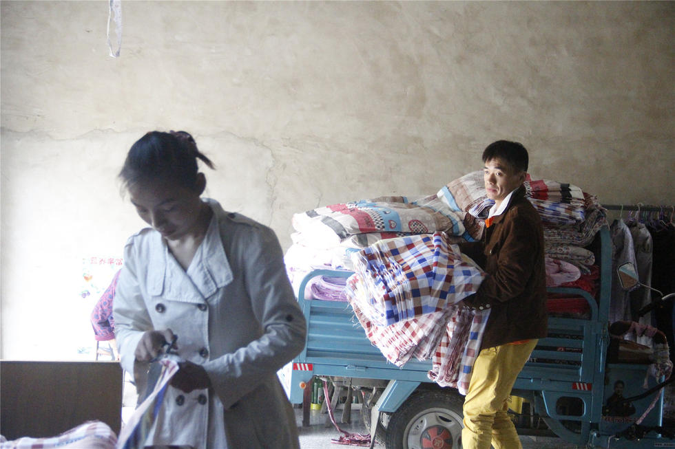 励志！残疾夫妻办厂一条床单只赚五分钱