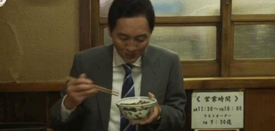 这家在街角开了60年的小摊，只卖一种料理，连个座位都没有，却把大家都暖哭了