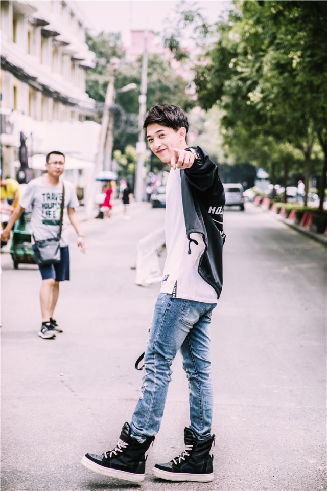 小鲜肉具备痞子劲儿?!看黄德毅如何玩转NPC。