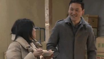 这家在街角开了60年的小摊，只卖一种料理，连个座位都没有，却把大家都暖哭了