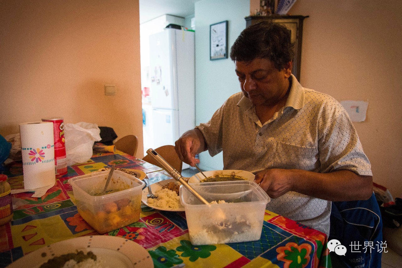 香烟拆开卖、哼唱宝莱坞，印度移民夜间商店老板的比利时生活