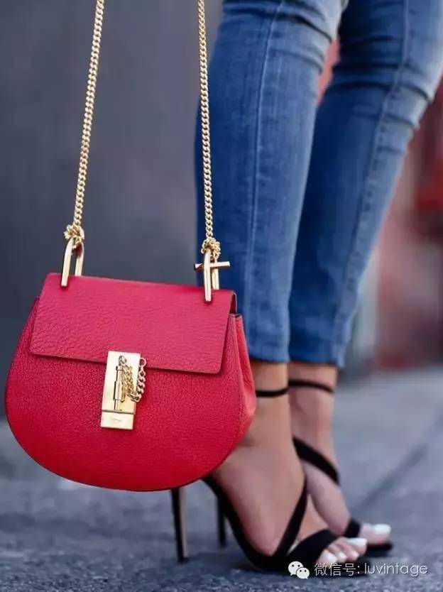 吃着月饼迎国庆,吃着月饼敬着礼