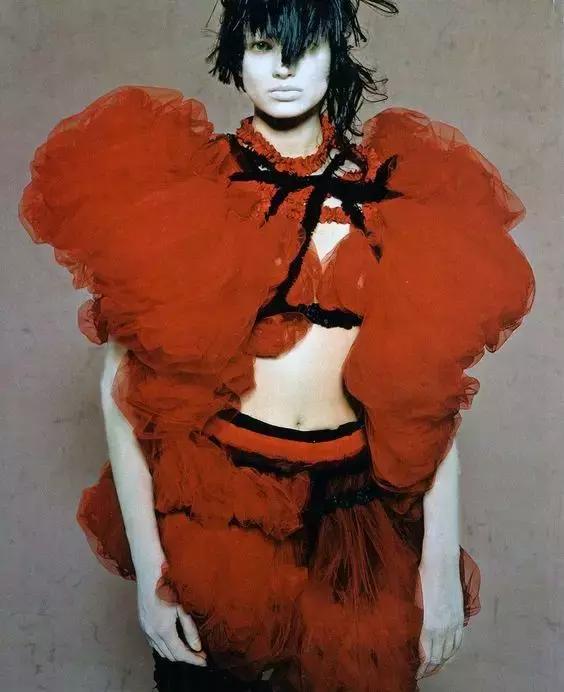 时日谈丨不仅仅是小红心川久保玲的解构主义风格探析