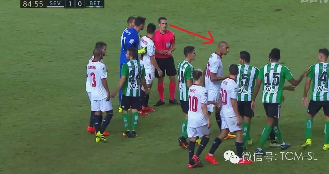 主裁判怎么和球员沟通,球员冲突裁判为什么不会阻止