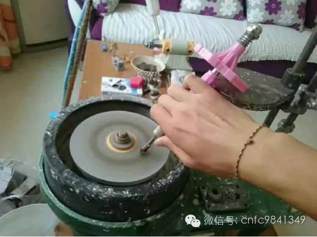 女友要颗玻璃种帝王绿戒指,穷小子竟然用啤酒瓶底做出来了。