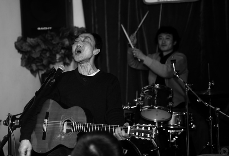 这个看起来疯癫的老头，是“摇滚鼓王”的哥哥，中国民谣界的传奇