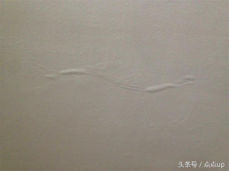 壁纸起泡是发霉了吗,壁纸返潮发霉都翘起来了怎么办