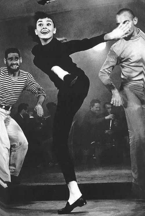 美得毫不费力的姑娘,都有一双乐福鞋