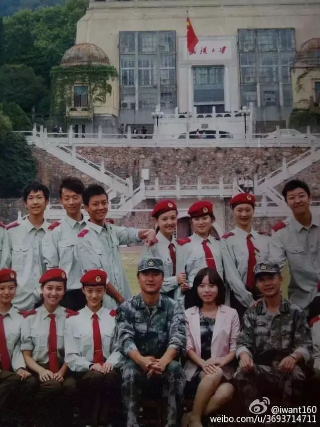 李易峰看赵丽颖的眼神假装不熟,看到李易峰和赵丽颖就精神抖擞