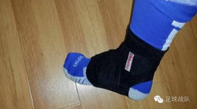 足球十大晃断腿动作,足球膝盖受伤恢复动作