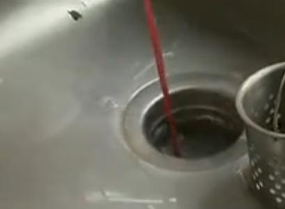 疏通下水道厨房水槽堵塞,自己在家洗菜盆下水管堵塞疏通